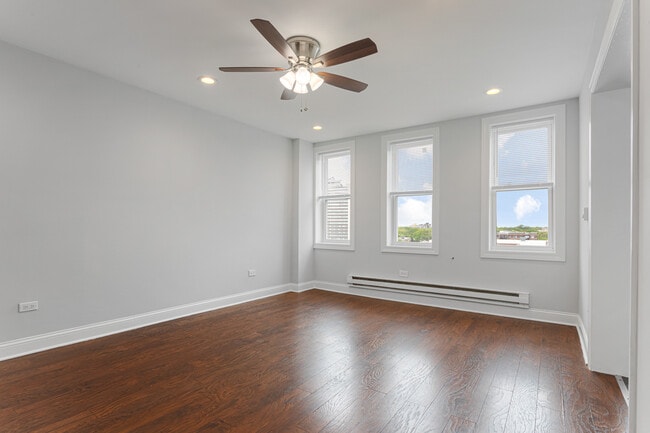 Building Photo - 5860 N Kenmore Ave