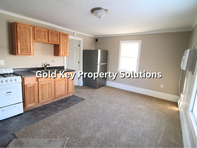 Building Photo - 919 E 6th St