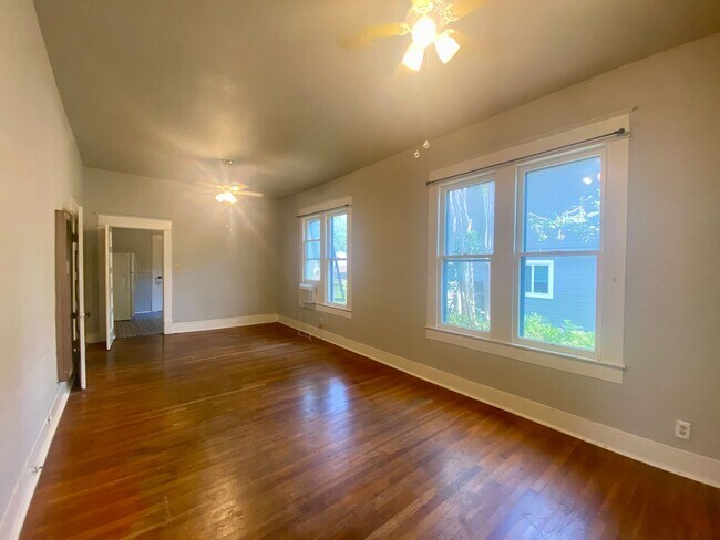 Building Photo - Charming 2/1 in Hyde Park- 4518 Depew!