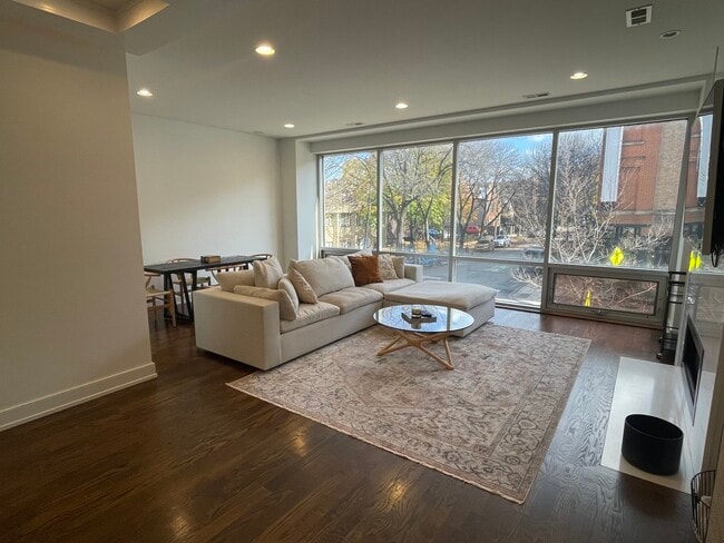 Building Photo - 1870 N Damen Ave