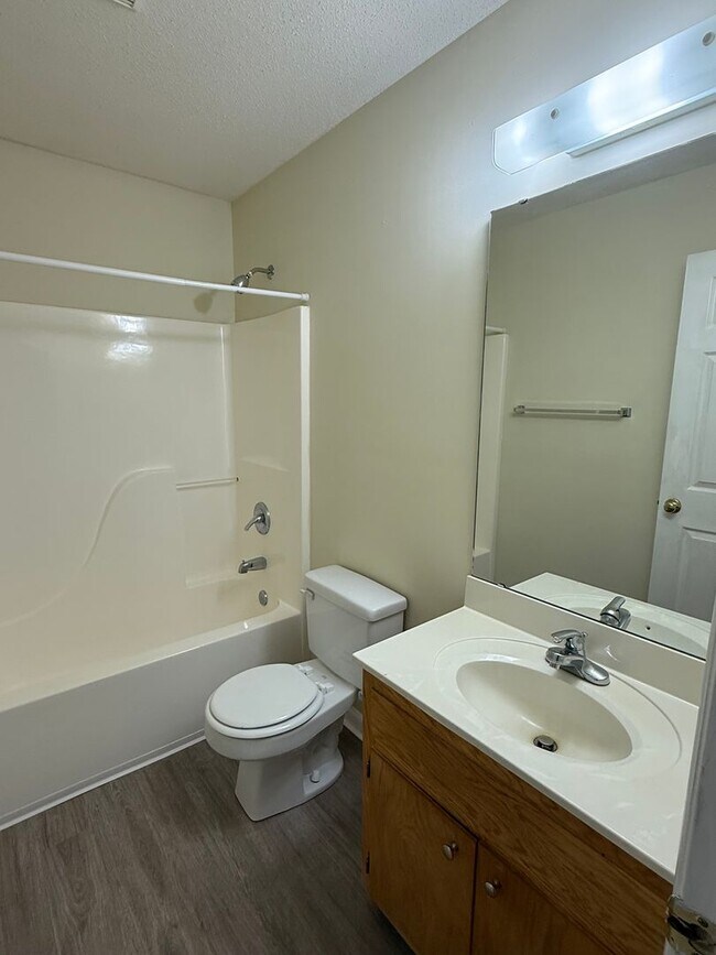 Building Photo - Two bedroom, 1 bath apartment in Graham (P...