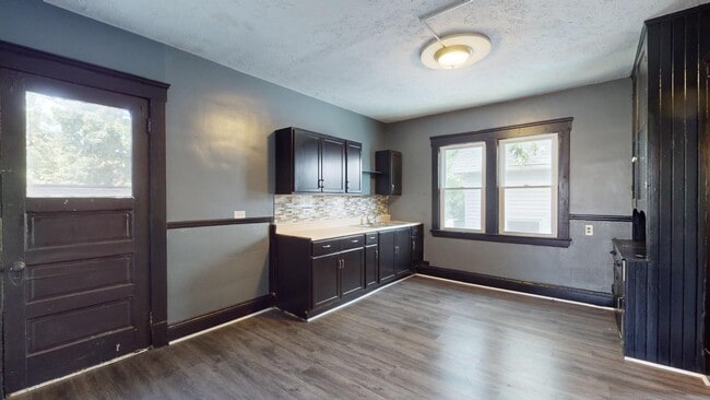 Building Photo - 4104 Clybourne