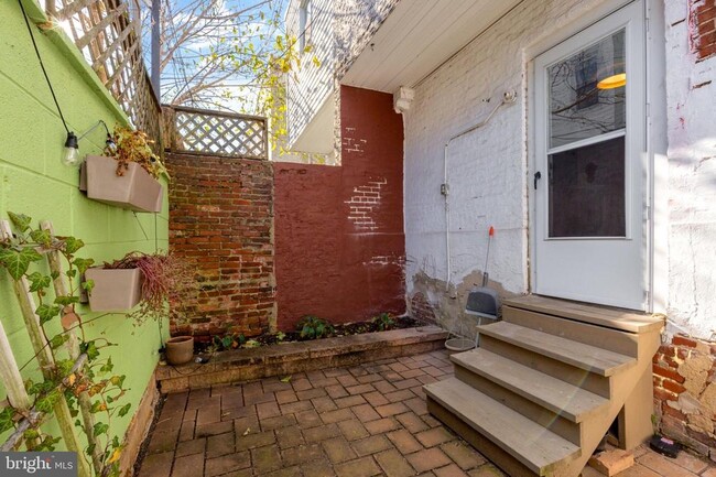 Building Photo - 821 N Bambrey St