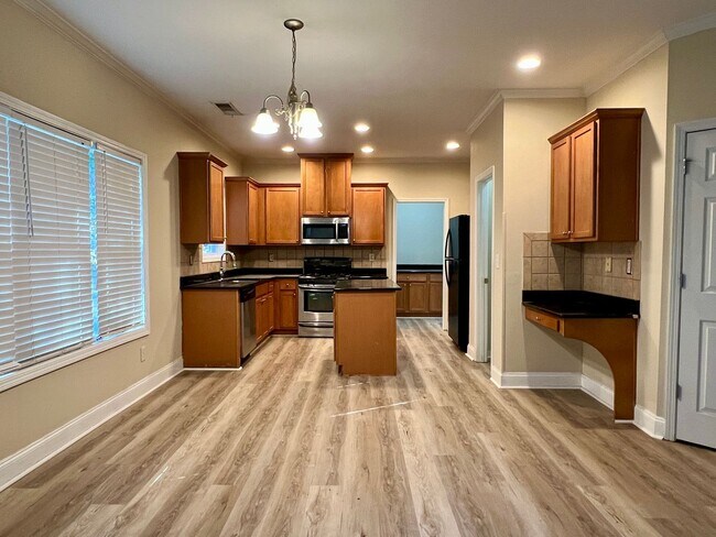 Building Photo - Large 4 Bedroom 2.5 Bath Home