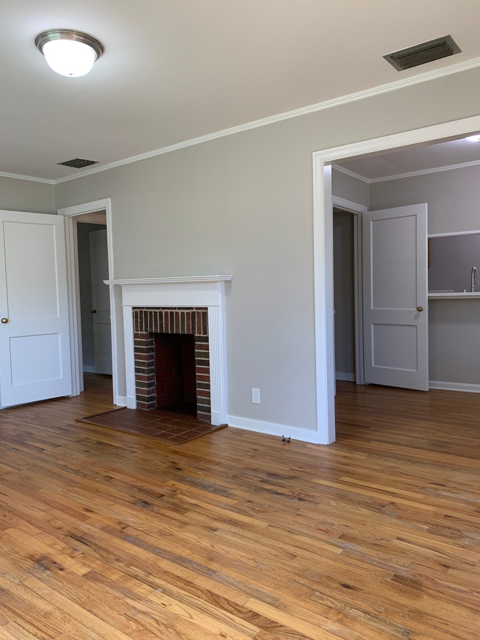 Building Photo - 114 Ellinor St