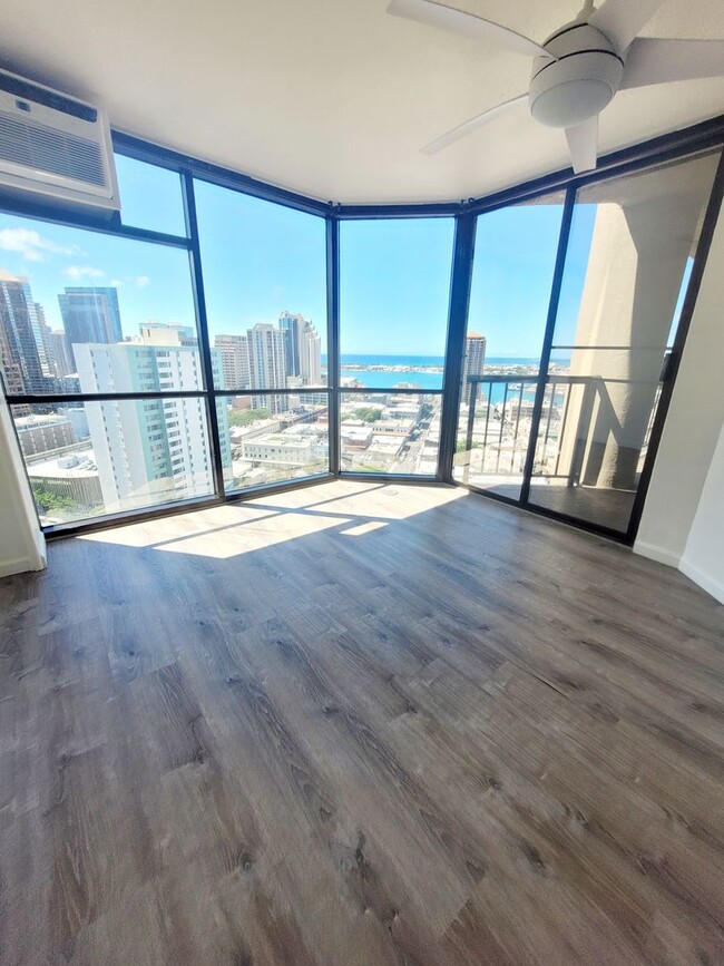 Building Photo - AVAILABLE NOW | 6 or 12 Month Lease Option...