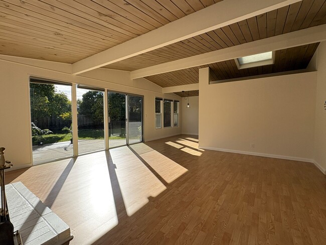 Building Photo - Charming Palo Alto Home with Beautiful Landscaping!