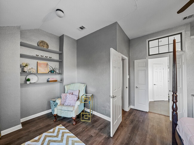 Building Photo - 2301 Summit Dr