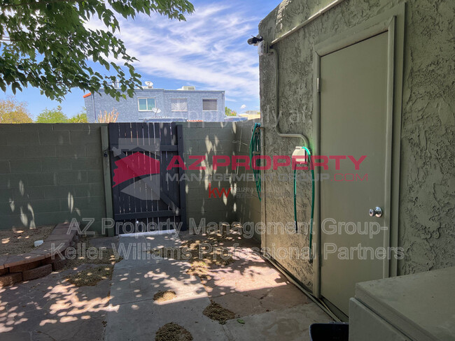 Building Photo - 5407 W Sheena Dr