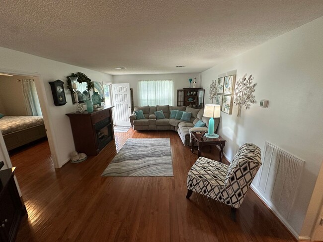 Building Photo - FULLY FURNISHED, SINGLE-FAMILY HOME IN NOR...