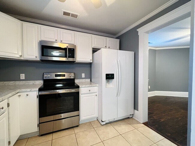 Building Photo - Beautifully refinished home!
