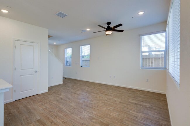Building Photo - 1527 Foxhill Ln