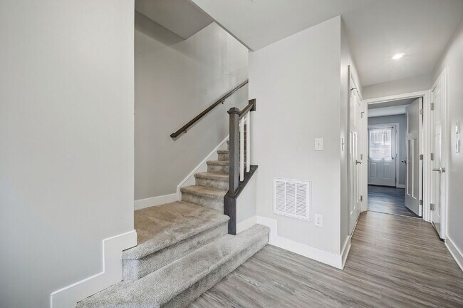 Building Photo - Luxurious 3-bedroom 2.5 bath townhome with Garage in Chesapeake