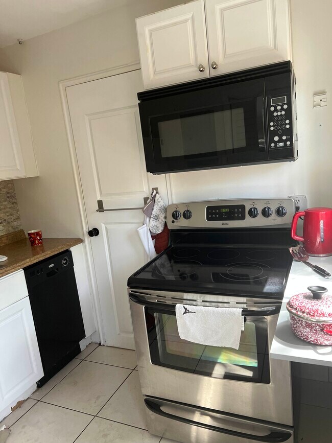 kitchen (separate room) - 1301 NE 6th St