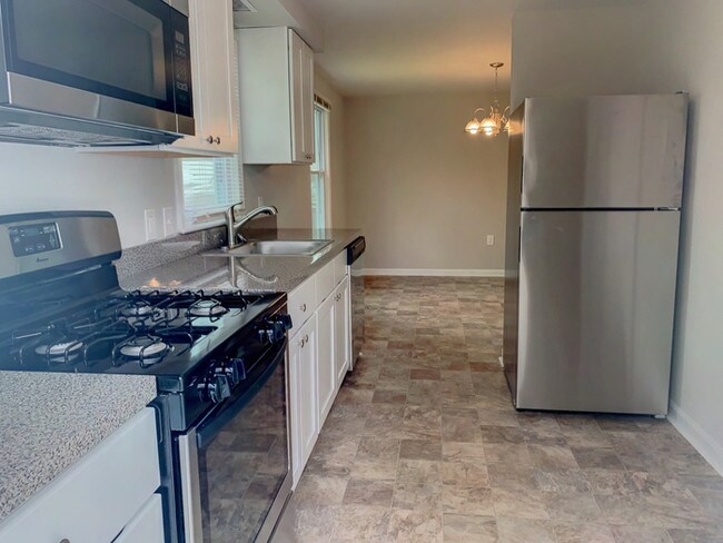 Building Photo - RENOVATED RACHED WITH YARD