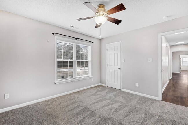 Building Photo - 213 E Ridge Ct