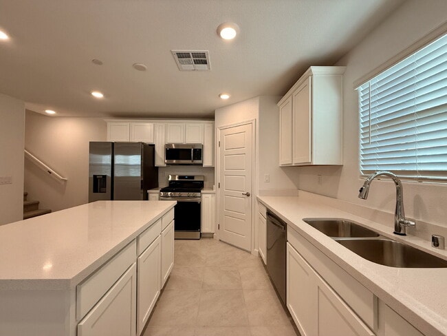 Building Photo - 3 BED 2.5 BATH 2 CAR GARAGE TOWNHOUSE IN CADENCE HENDERSON WITH LOFT