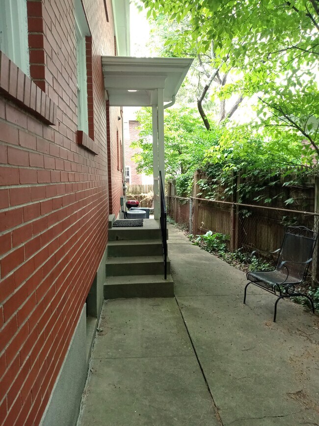 Building Photo - 2125 Village Dr