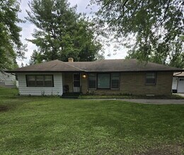 Building Photo - Spacious 5-Bed, 2-Bath Gem in the Heart of...