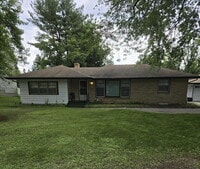 Building Photo - Spacious 5-Bed, 2-Bath Gem in the Heart of...