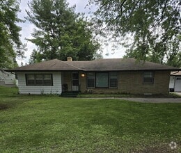 Building Photo - Spacious 5-Bed, 2-Bath Gem in the Heart of...
