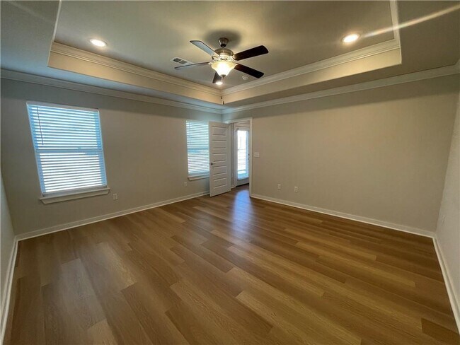 Building Photo - 416 Emerald Woods