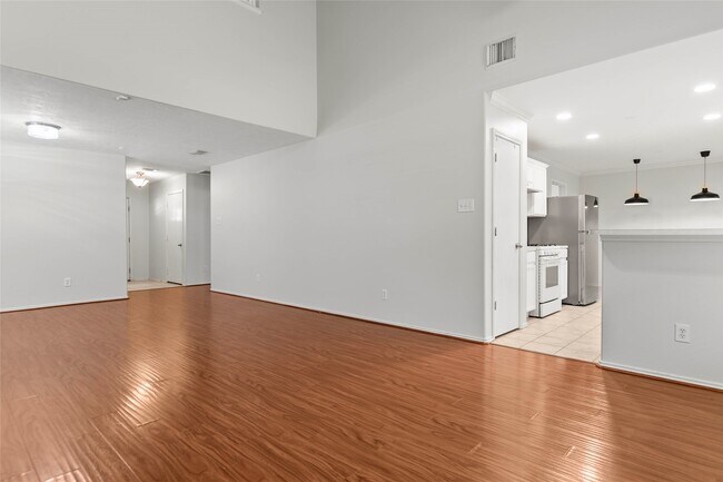 Building Photo - 6 Thicket Grove Pl