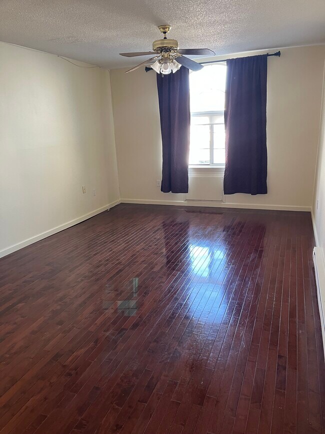 Building Photo - 975 Meriden Rd