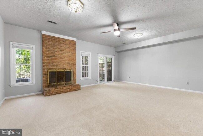 Building Photo - 5142 Woodford Dr