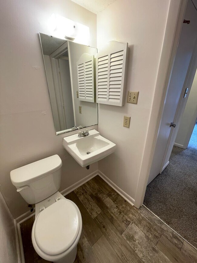 Building Photo - Perfectly located, quiet apartment complex just south of UNC, for graduate / med students - Inclu...