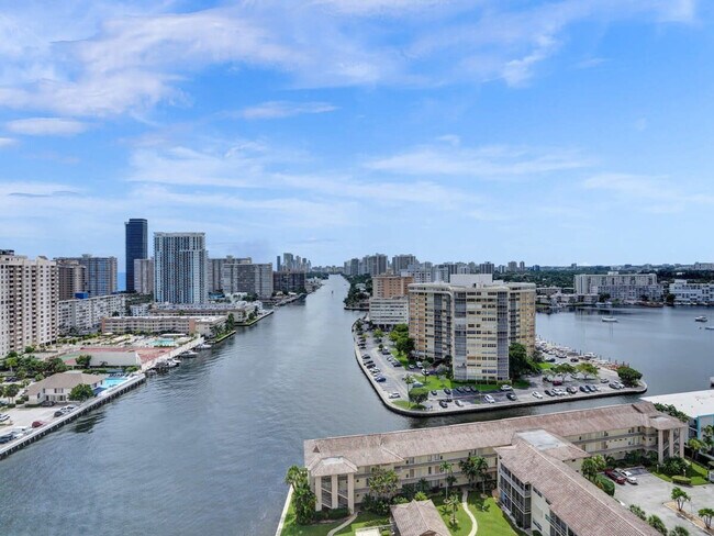 Building Photo - 2602 E Hallandale Beach Blvd