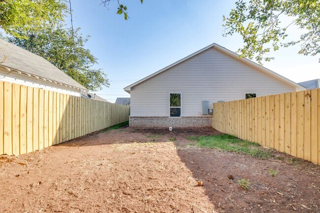 Building Photo - 133-135 W Thatcher St