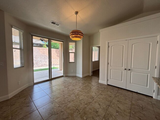 Building Photo - SPACIOUS HOME FOR RENT!