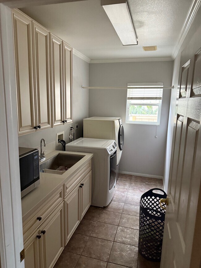 Building Photo - 12184 Oakview Way