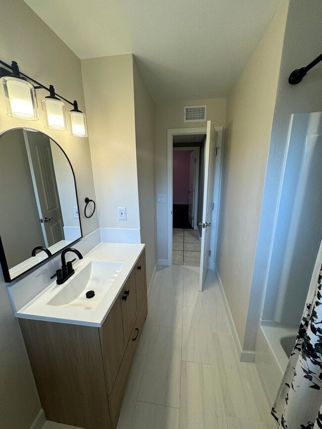 Building Photo - Single-Story East Ventura Home – 3 Bed / 1.75 Bath + Updated Interior