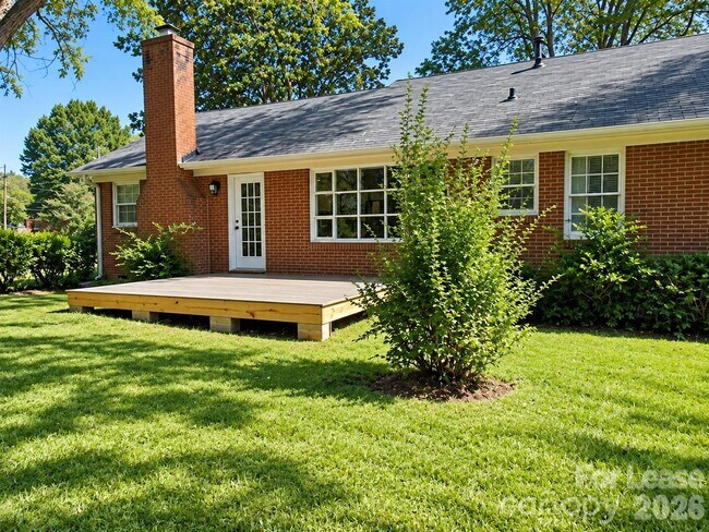 Building Photo - 7500 Thorncliff Dr