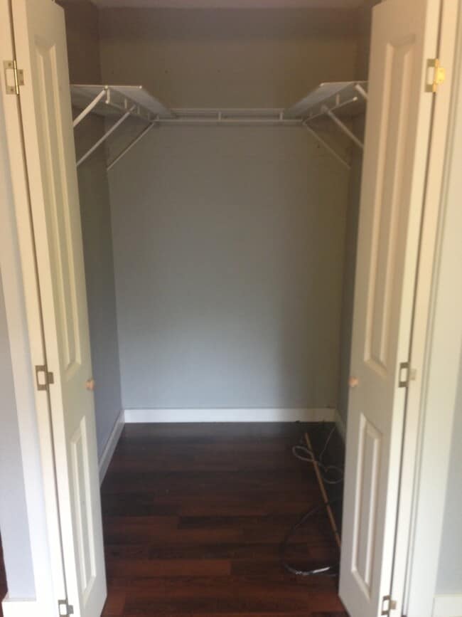 Building Photo - 818 E 9th St