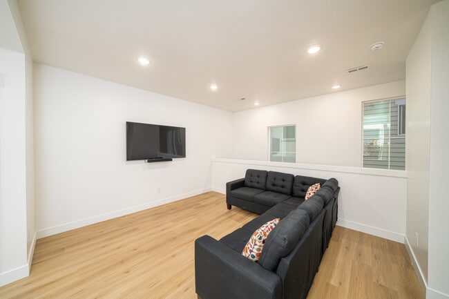 Building Photo - The Savvy Six