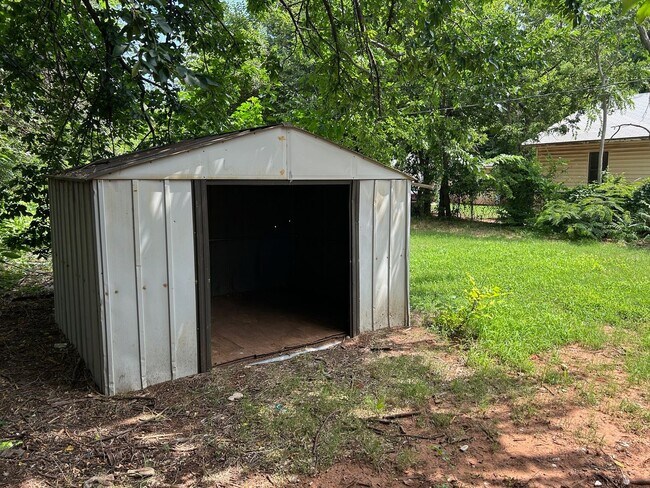 Building Photo - Charming 3 bedroom, 1 bathroom home