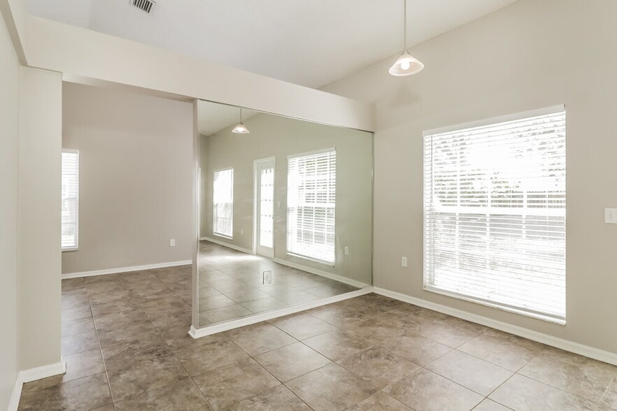 Building Photo - 10244 Rainbow Oaks Dr