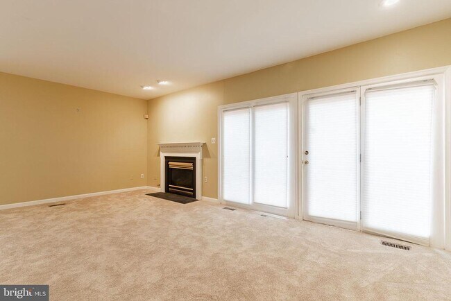 Building Photo - 4018 Lake Glen Rd
