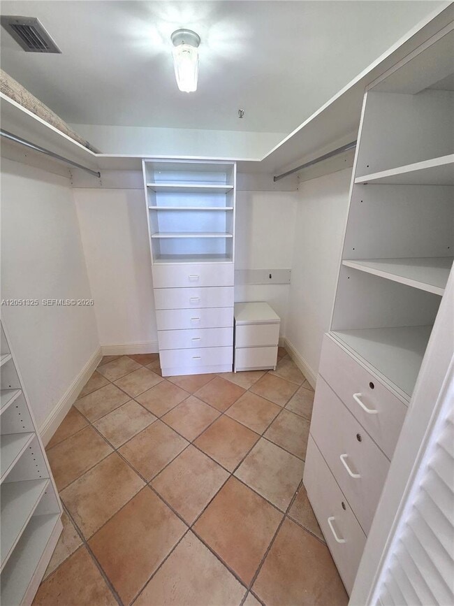 Building Photo - 2625 Collins Ave
