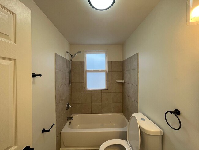 Building Photo - 3 bedroom 2 bath with Garage