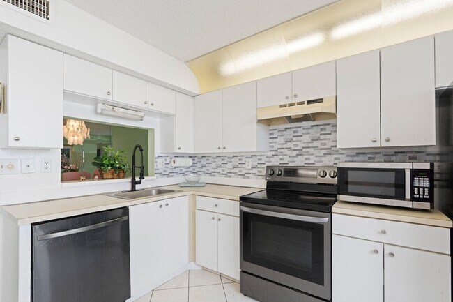 Building Photo - 15450 Pembridge Ave