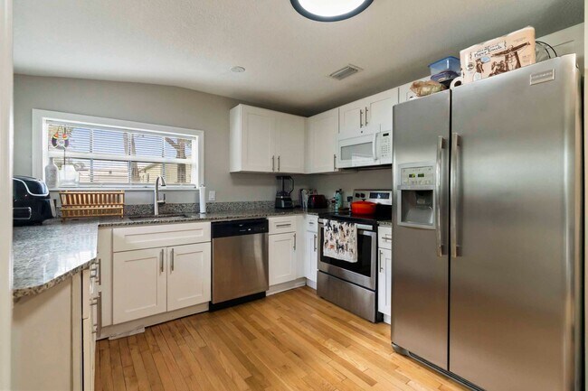 Building Photo - 548 NE 9th Ave