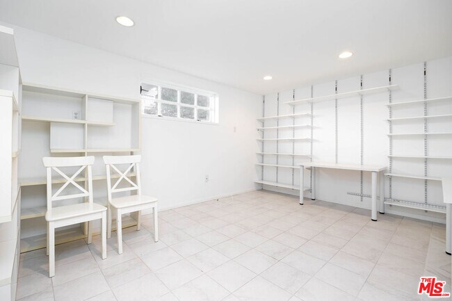 Building Photo - 1110 W Muirlands Dr