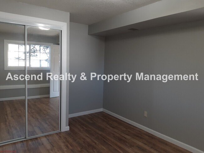 Building Photo - 4 Bed on Cul de Sac, Fenced Yard, Quick Access to Schools, Outlet Mall, Troutdale Station Food Ca...