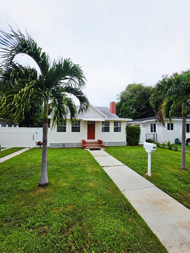 Building Photo - 3115 SW 25th Ter