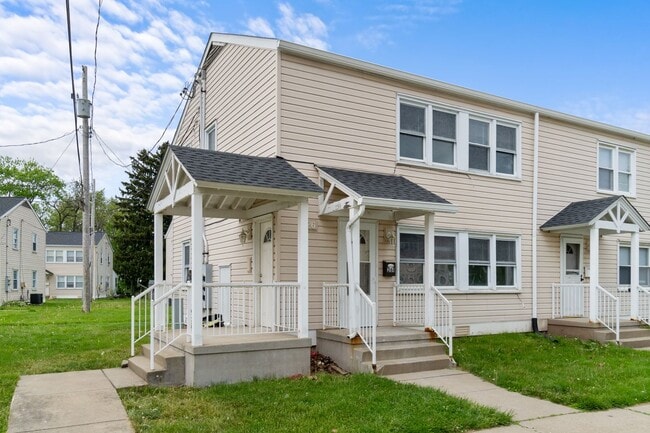 Building Photo - Now Pre-leasing: 4BR Townhouses in Scenic ...