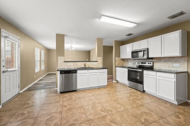 Building Photo - 2743 Hacienda Lake Dr